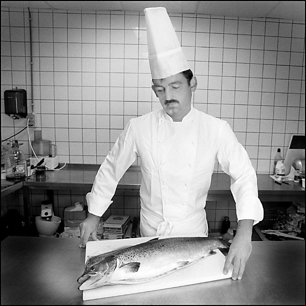  1999-  PUBLISHED NOT FORGOTTEN - Serie WERK - Brabants Dagblad - Kok met zalm, Oss / Cook with salmon, Oss