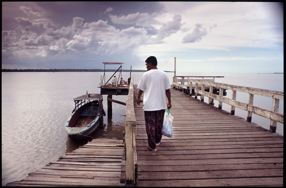1996 - WINTI SURINAME - KLINIEK SANTIGRON - Guno loopt, na aankomst in Suriname, naar de Surinamerivier / Guno walks, after arriving in Suriname, towards the Suriname River