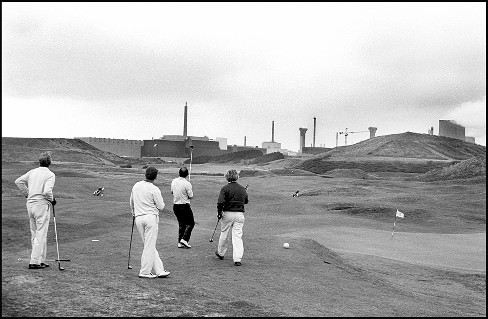 1994- SELLAFIELD NUCLEAR -  Golf resort Seascale, on the background Sellafield plant