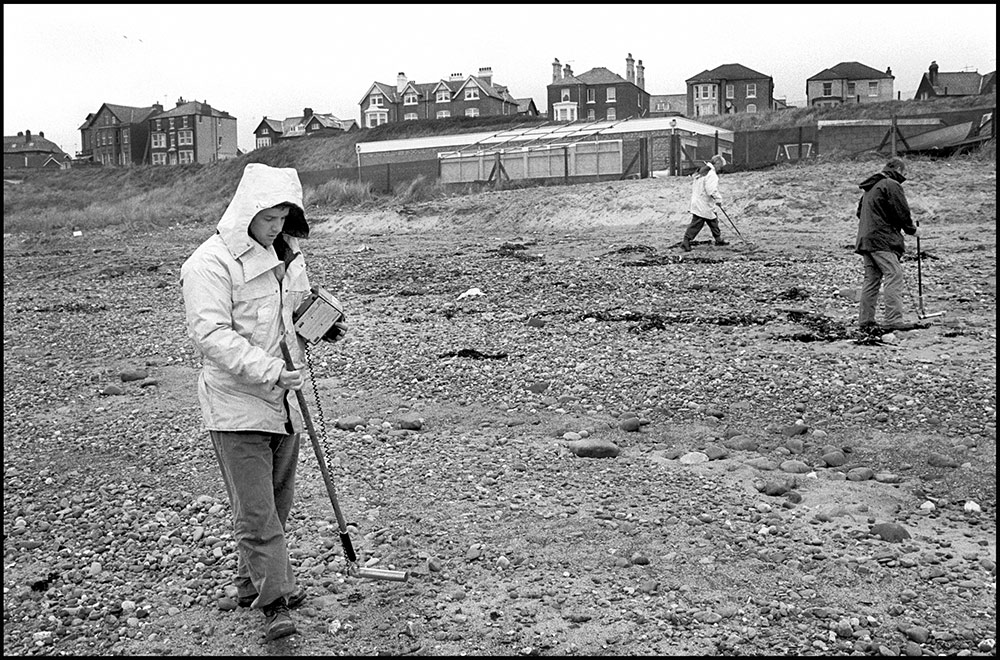 1994- SELLAFIELD NUCLEAR - Seascale, village nearby the nuclear plant. Workers plant are measuring the amount of radioactivity on the beach 