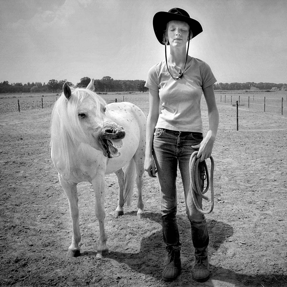 2003- PUBLISHED NOT FORGOTTEN - Jongerenpagina - Brabants Dagblad - Paardenfluisteraar Anneke met pony Jolly, Boxtel / Horse whisperer Anneke with pony Jolly, Boxtel 