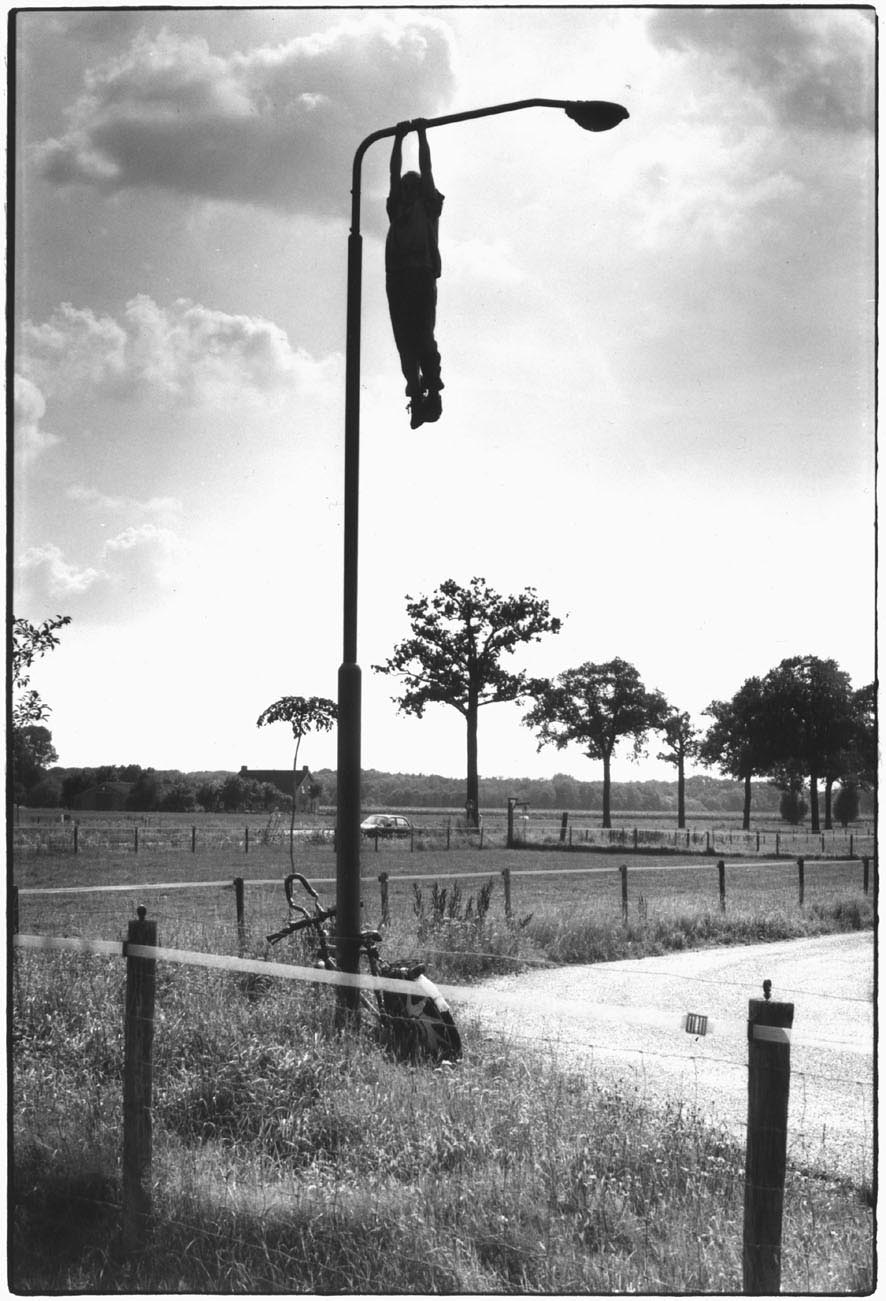1993- PUBLISHED NOT FORGOTTEN - Brabants Dagblad Jongerepagina- Reek [Nbr], jongen hangt aan lantaarnpaal, naar zijn zeggen een dagelijks gebruik / Boy hangs from lamppost, he says a daily use.