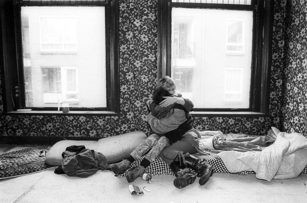 1994- PUBLISHED NOT FORGOTTEN - Serie ONTMOETINGSPLEKKEN VAN JONGEREN - Brabants Dagblad - Krakersstel knuffelen op hun matras, 's-Hertogenbosch / Hugging young homeless people on their mattresses, 's-Hertogenbosch