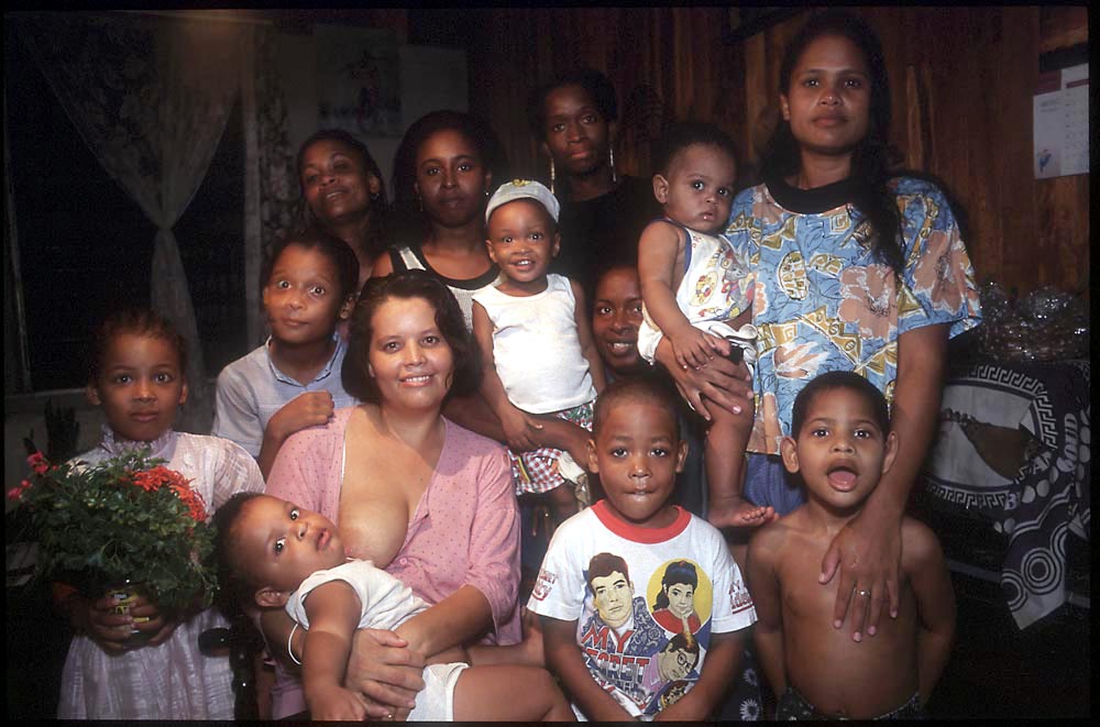1996- PUBLISHED NOT FORGOTTEN - Surinaamse familie in Parimaribo / Surinamese family in Paramaribo 
