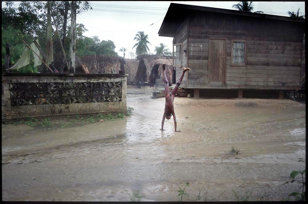 1996 - WINTI SURINAME - KLINIEK SANTIGRON - Dorp Santigron, boscreolendorp, 1,5 uur van Paramaribo, waar de winti behandeling plaatsvindt / Village Santigron in the forest, 1.5 hours from Paramaribo, where the winti treatment takes place 