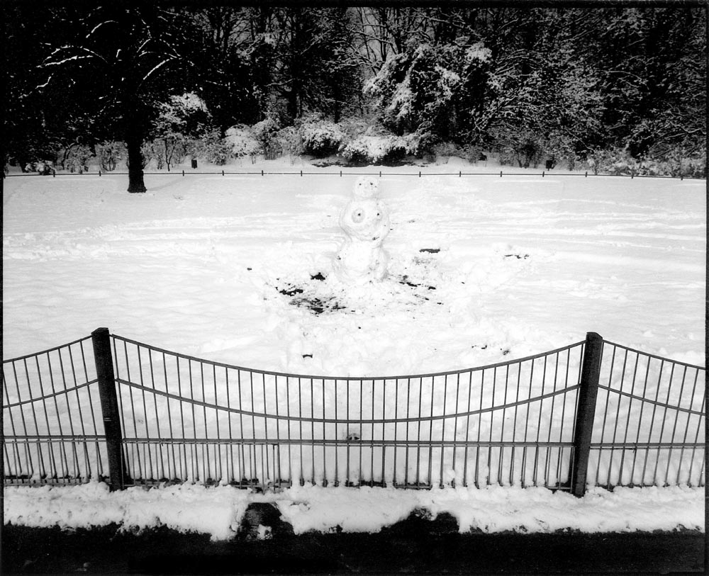 SCHNEEFIGUR - Park Zoologischer Garten - From the serie BERLIN 2014 - 2000/2007 - Black & White Film 6x7 cm